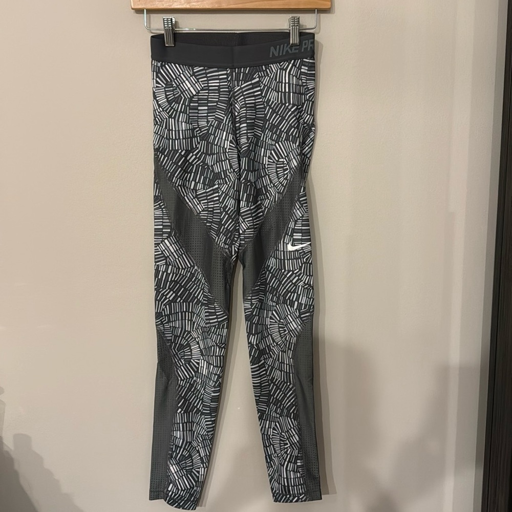 Nike pro leggings size Small